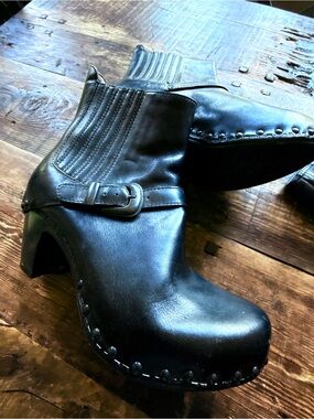Dansko black leather heeled ankle boot booties, size 8.5, NEW